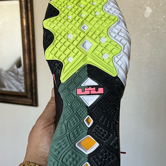 Brand New men’s 8.5 LABRON JAMES TOON SQUAD..
Light smoke grey multi color - Picture 3 of 11